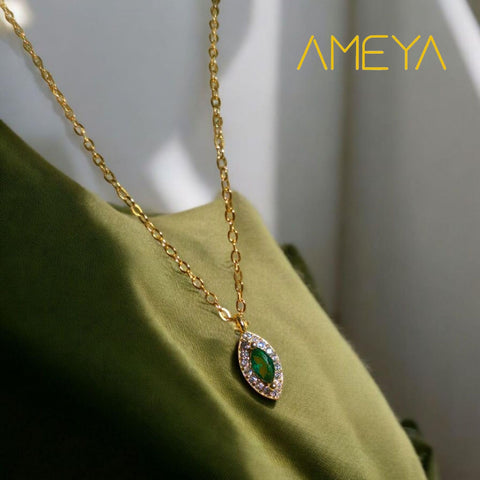 Ameya Halskette aus 14-karätig vergoldetem Sterlingsilber mit Smaragdanhänger und Kristallverzierungen – Elegantes Marquise-Design, zarter Luxusschmuck