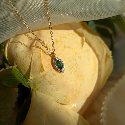Ameya Halskette aus 14-karätig vergoldetem Sterlingsilber mit Smaragdanhänger und Kristallverzierungen – Elegantes Marquise-Design, zarter Luxusschmuck