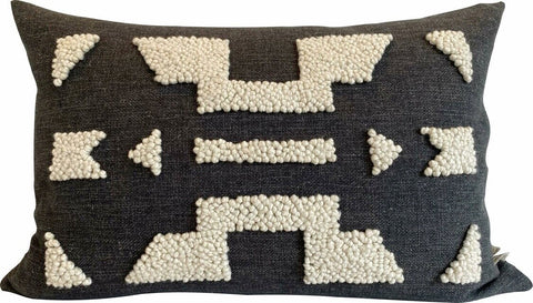 Kissenbezug mit Punch-Needle-Technik – Ndebele-Muster 1, Anthrazit (60 cm x 40 cm)
