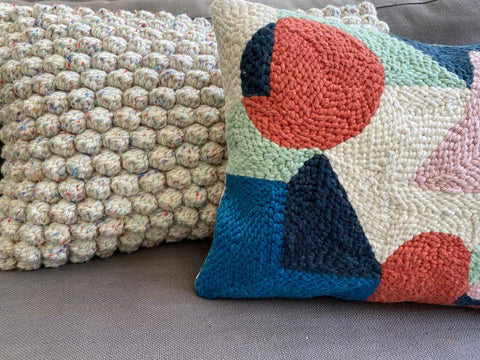 Naturals - Coussin à pompons avec mouchetures colorées (50x30)