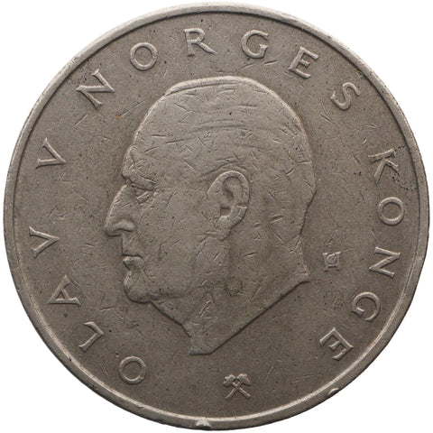 Silver coin with a profile of a person and text 'OLAV V NORGES KONGE' on a white background