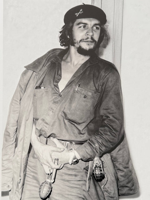 JOSE AMADOR (1897–1965). - (Photo XL) Imagén inédita e impactante de Che Guevara con granadas, machete y boina, 1959