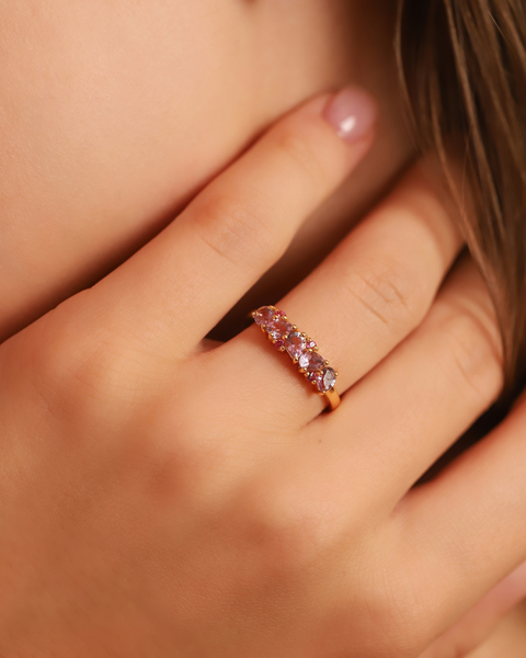 Halber Memoirering mit tropfenförmigem rosa Rubin & Amethyst in 18 Karat Gold Vermeil