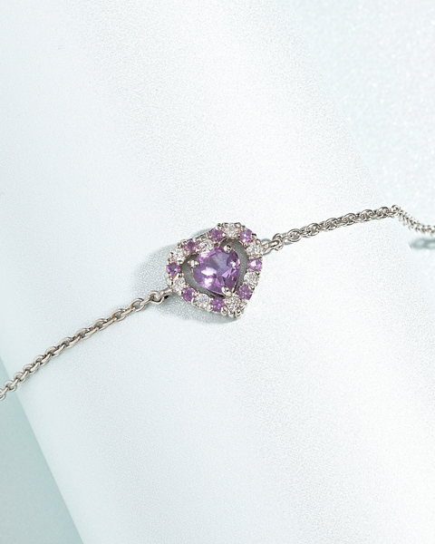 Bracelet en argent sterling orné d'un cœur violet et d'une améthyste lavande.
