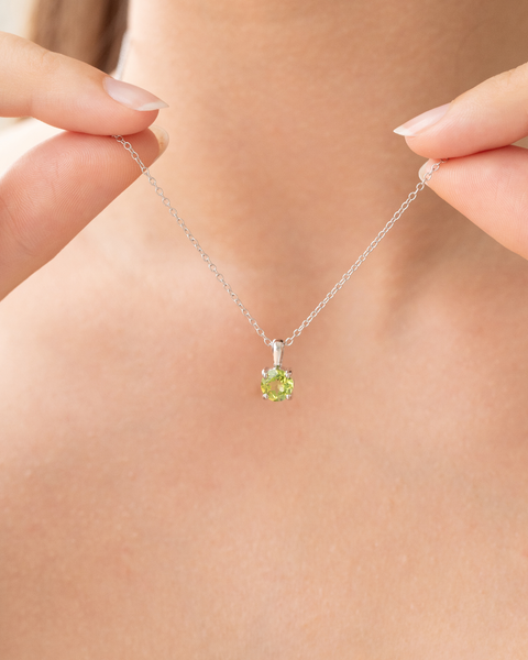 Peridot-Solitär-Anhänger-Halskette in Sterlingsilber