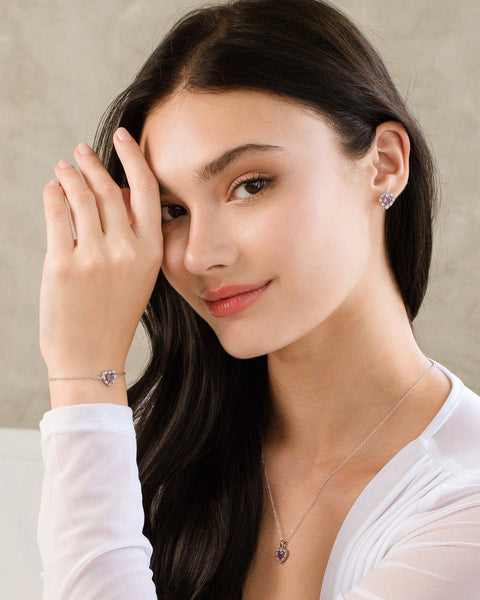 Bracelet en argent sterling orné d'un cœur violet et d'une améthyste lavande.