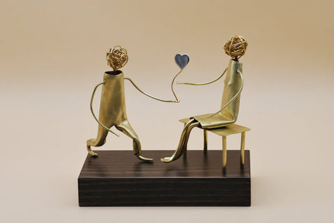 Luis Martinez - Sculpture, Vínculos I — El corazón ofrecido - 16 cm - Gilt brass - 2026