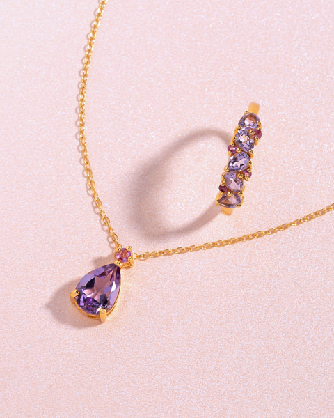 Halber Memoirering mit tropfenförmigem rosa Rubin & Amethyst in 18 Karat Gold Vermeil