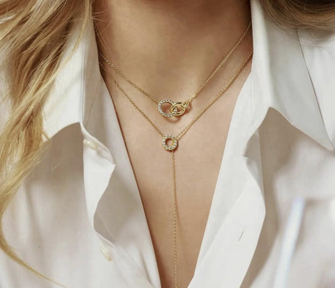 Collier Ameya Cercles Entrelacés, plaqué or 18 carats avec accents de cristal, chaîne fine