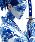 NYX - Geisha Samouraï - Hommage Bushido Porcelaine - Katana Bleu Cobalt