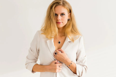 Kirschrote Bernstein-Quintessenz-Ohrstecker
