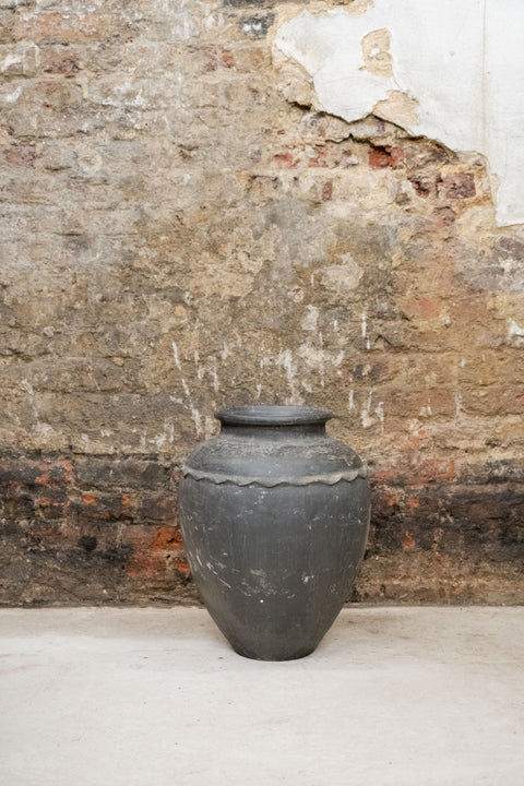 Vintage schwarzer Wasserspeichertopf