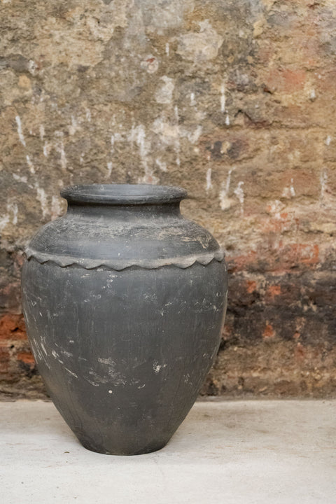 Vintage schwarzer Wasserspeichertopf