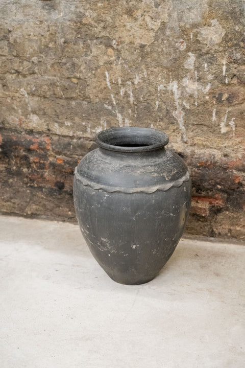 Vintage schwarzer Wasserspeichertopf