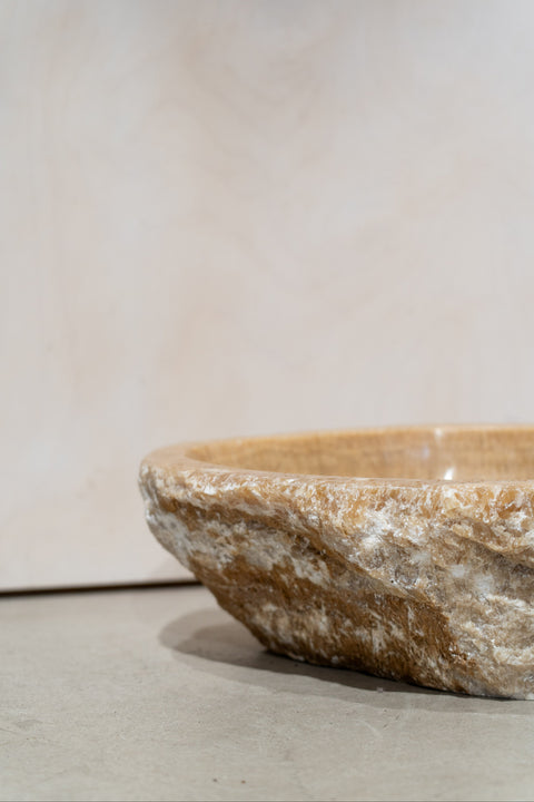 Waschbecken aus Onyx mit natürlicher Kante