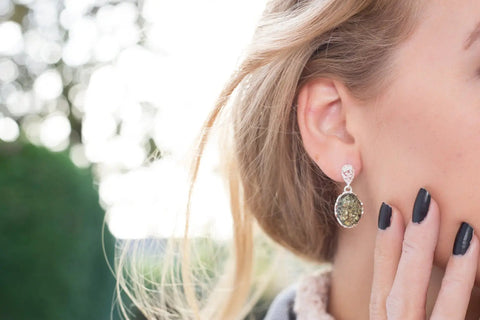 Boucles d'oreilles pendantes en ambre vert Demi