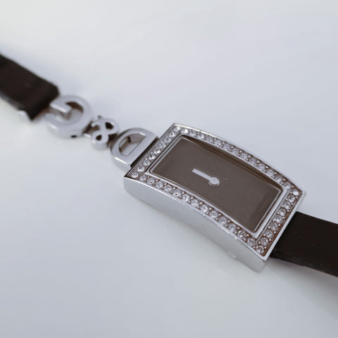Pre-owned Dolce & Gabbana (D&G) women’s wristwatch featuring a stylish stainless steel case beautifully decorated with sparkling glass crystals.