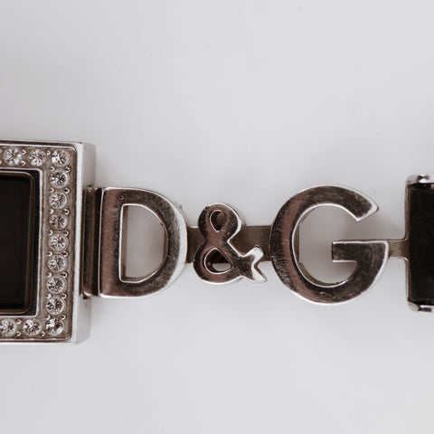 Pre-owned Dolce & Gabbana (D&G) women’s wristwatch featuring a stylish stainless steel case beautifully decorated with sparkling glass crystals.