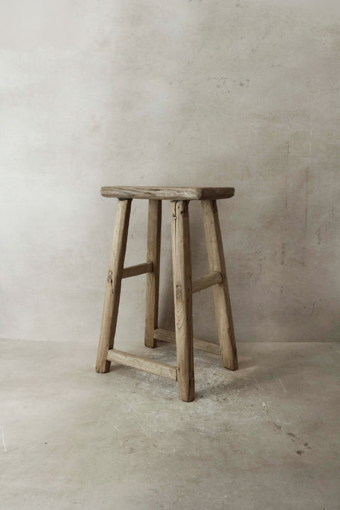 Vintage-Hocker aus rustikalem Ulmenholz – Mittelgroß – Nr. 36