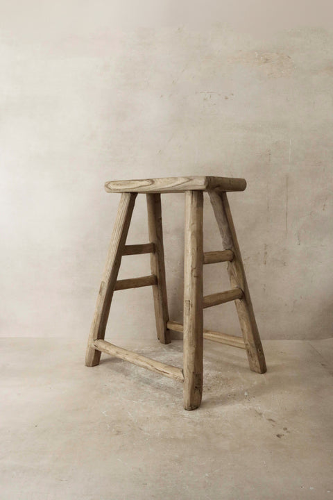 Vintage-Hocker aus rustikalem Ulmenholz – Mittelgroß – Nr. 44