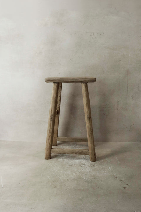 Vintage-Hocker aus rustikalem Ulmenholz – Mittelgroß – Nr. 36