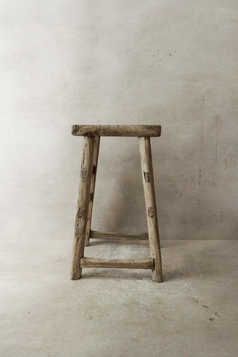 Vintage-Hocker aus rustikalem Ulmenholz – Mittelgroß – Nr. 33