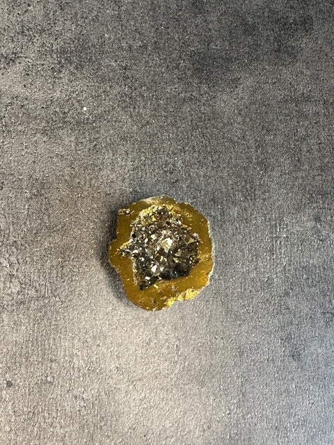 Goldauraquarz - Halbe Geode