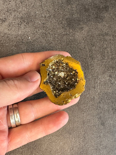 Goldauraquarz - Halbe Geode