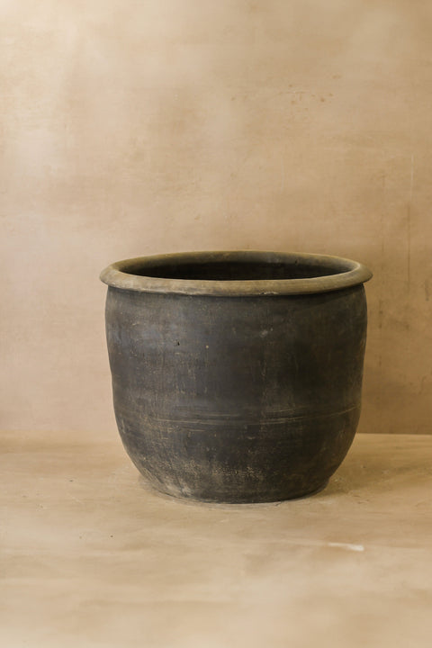 Große alte graue asiatische Töpfe - L013
