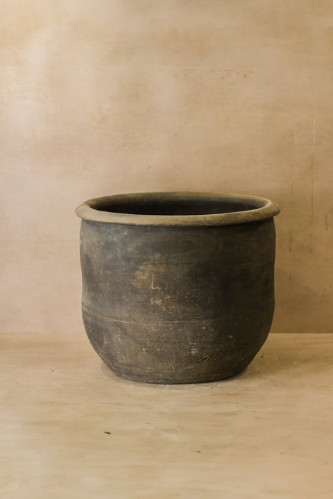 Große alte graue asiatische Töpfe - L013