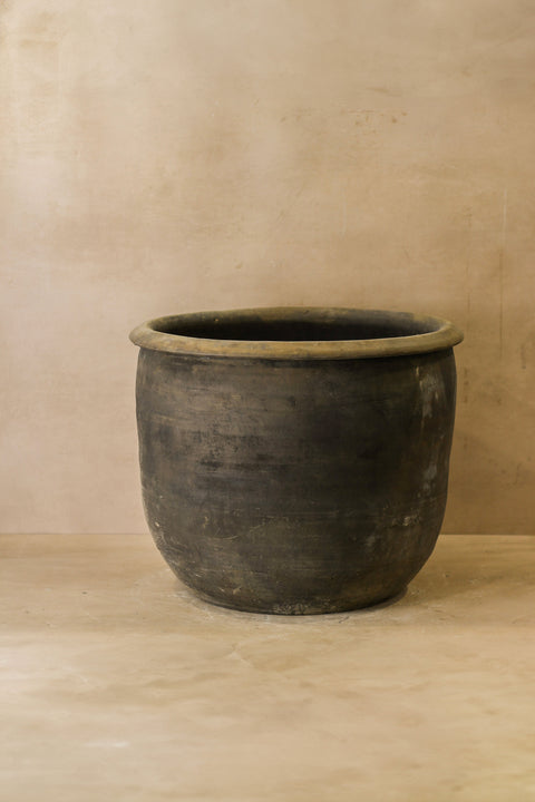 Große alte graue asiatische Töpfe - L013