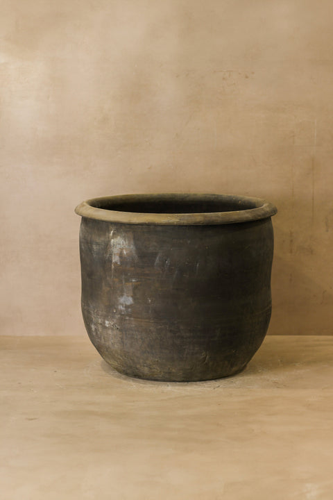 Große alte graue asiatische Töpfe - L013