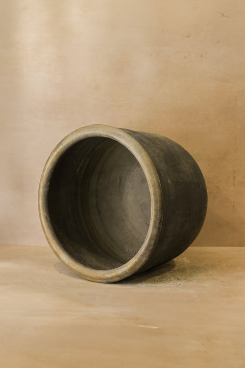 Große alte graue asiatische Töpfe - L013