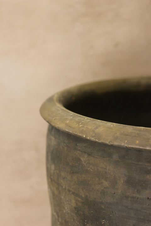 Große alte graue asiatische Töpfe - L013