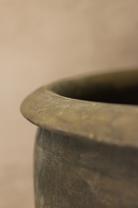 Große alte graue asiatische Töpfe - L013
