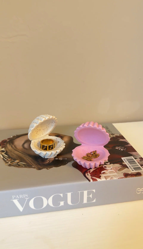 Clam Shell Ring Holder