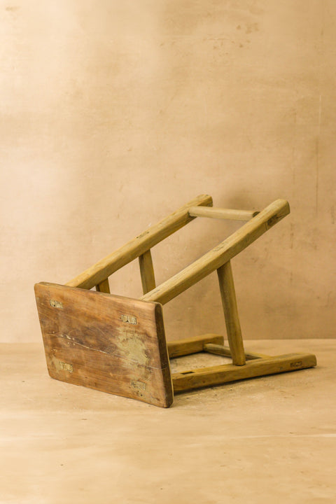 Vintage-Hocker aus rustikalem Ulmenholz – Mittelgroß – Nr. 62