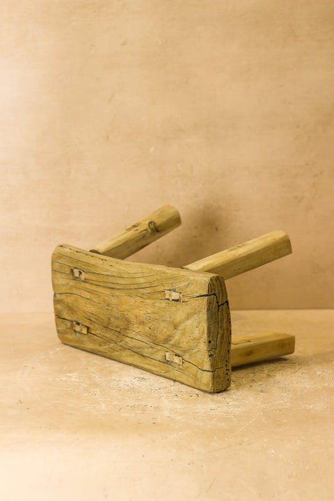 Vintage-Hocker aus rustikalem Ulmenholz – Klein – Nr. 19
