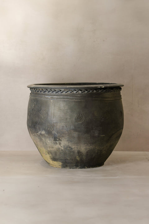 Große alte graue asiatische Töpfe - L015