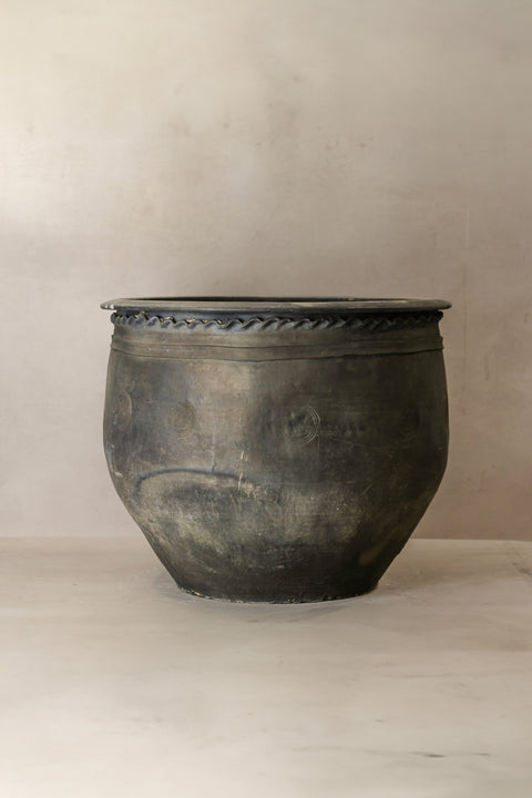 Große alte graue asiatische Töpfe - L015