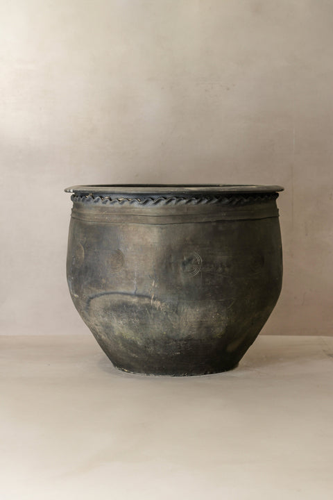 Große alte graue asiatische Töpfe - L015