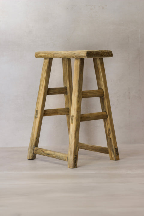Vintage-Hocker aus rustikalem Ulmenholz – Mittelgroß – Nr. 68