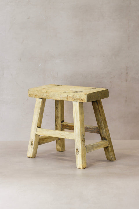 Vintage-Hocker aus rustikalem Ulmenholz – Klein – Nr. 21
