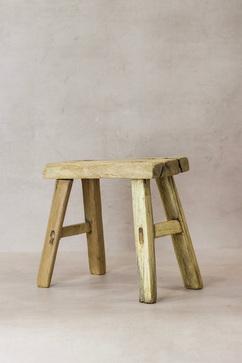 Vintage-Hocker aus rustikalem Ulmenholz – Klein – Nr. 23