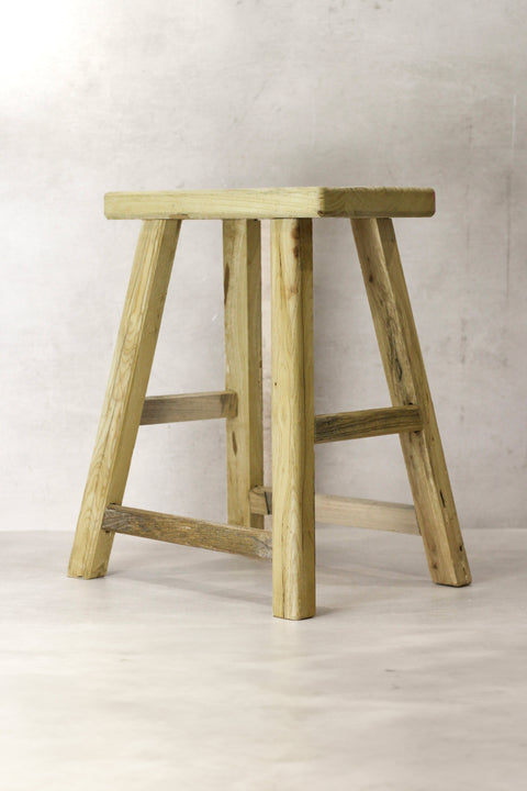 Vintage-Hocker aus rustikalem Ulmenholz – Mittelgroß – Nr. 69