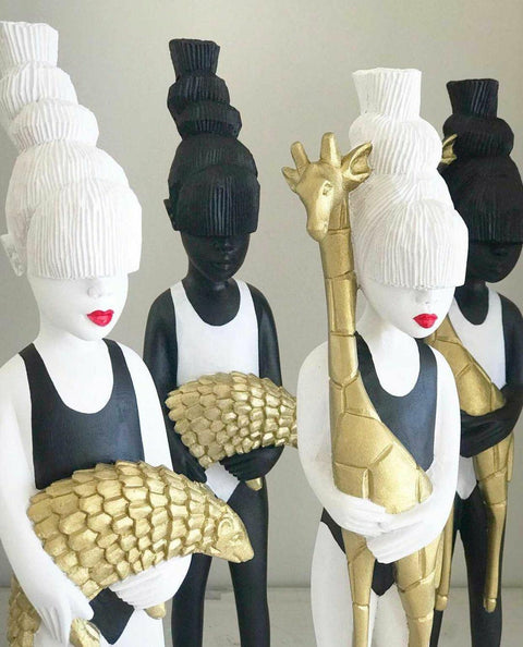 NOUSH DOLLS - Mädchen mit Giraffe B