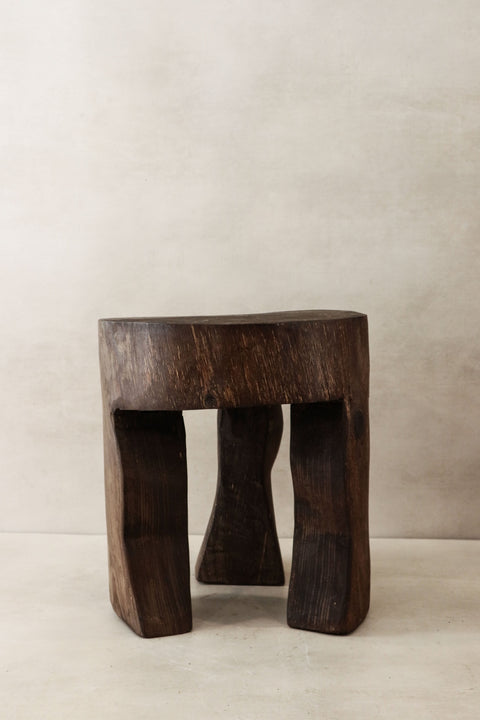 Handgeschnitzter Holzhocker/Beistelltisch - 47,3
