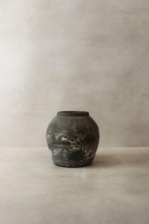 Vintage Dark Pot Nr. 2