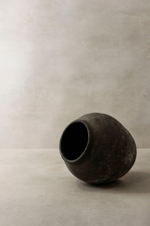 Vintage Dark Pot Nr. 2