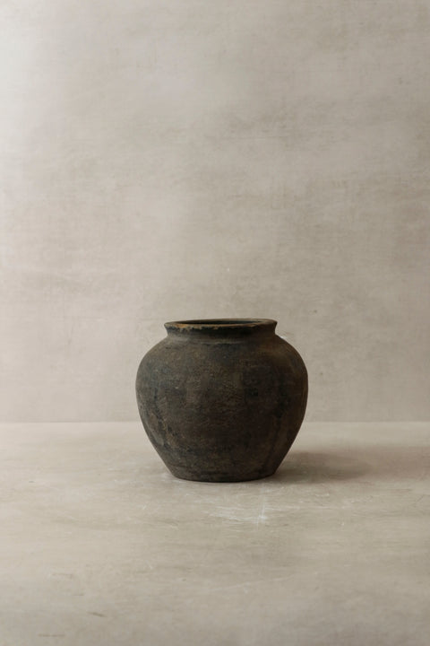 Vintage Dark Pot Nr. 6